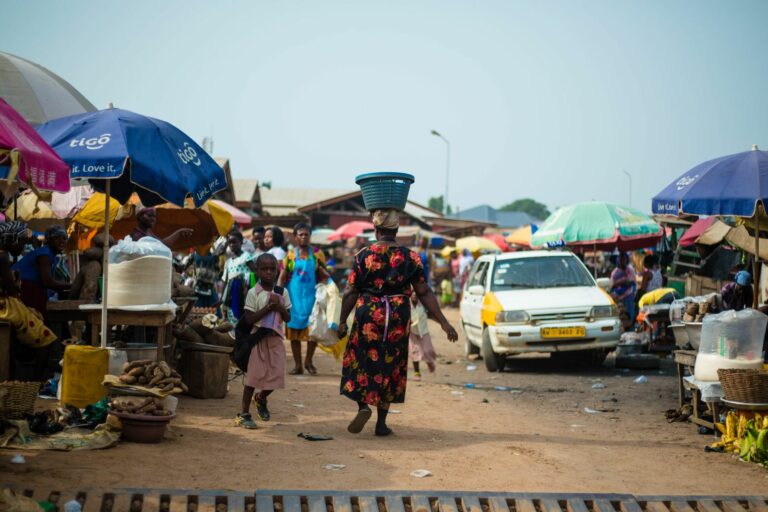 Marché urbain animé en Afrique de l'Ouest, étals et commerçants