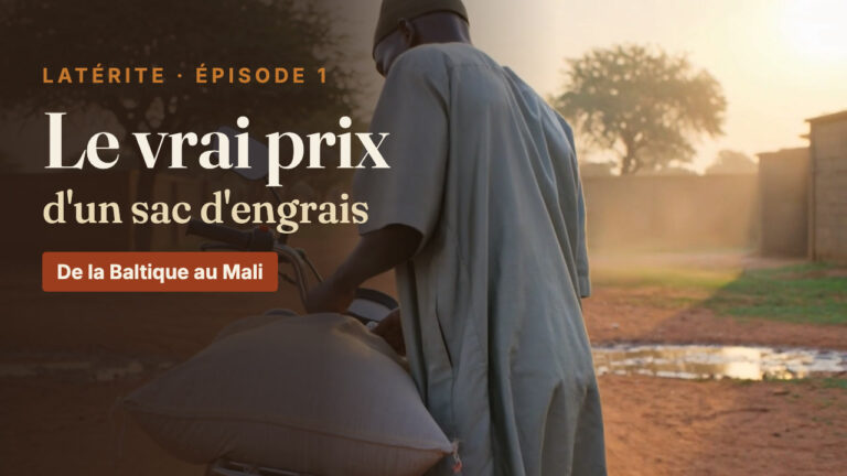 LATÉRITE, épisode 1 : un producteur sangle un sac d'engrais sur sa moto, au Mali